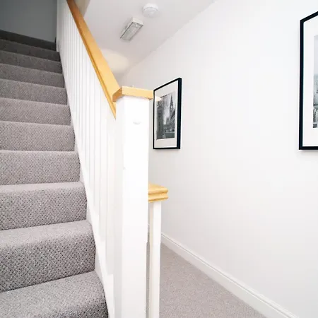 Spacious 5 Bedroom | With Fenced Backyard * Newport (Gwent)