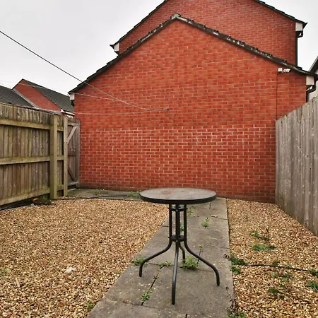 Apartment Spacious 5 Bedroom | With Fenced Backyard *