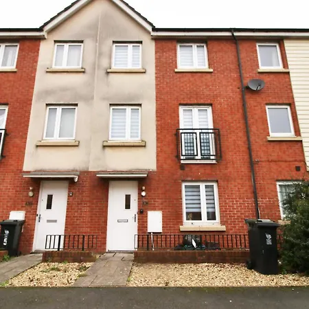 Apartment Spacious 5 Bedroom | With Fenced Backyard *