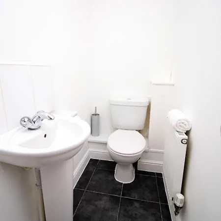 Spacious 5 Bedroom | With Fenced Backyard * Newport (Gwent)