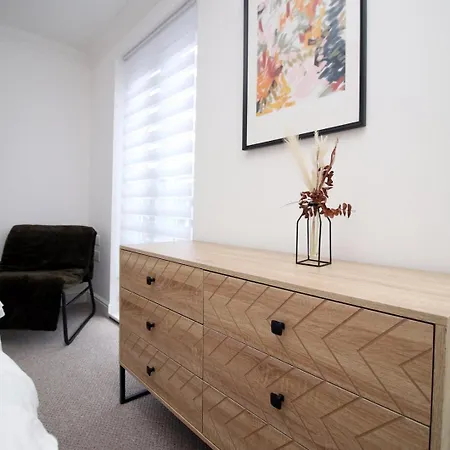 Apartment Spacious 5 Bedroom | With Fenced Backyard