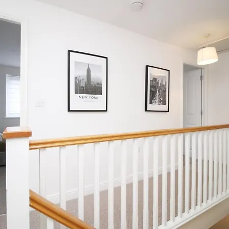 Spacious 5 Bedroom | With Fenced Backyard Newport (Gwent)