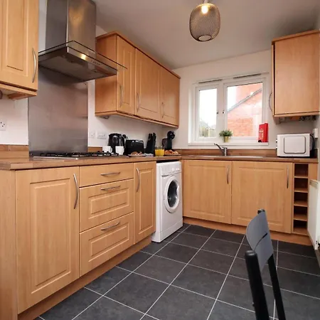Spacious 5 Bedroom | With Fenced Backyard Newport (Gwent)