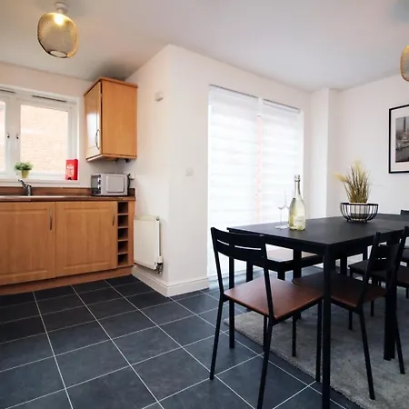 Apartment Spacious 5 Bedroom | With Fenced Backyard *