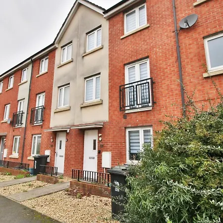 Apartment Spacious 5 Bedroom | With Fenced Backyard *