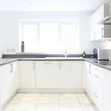 Garden | Parking | 4br Guest house *
