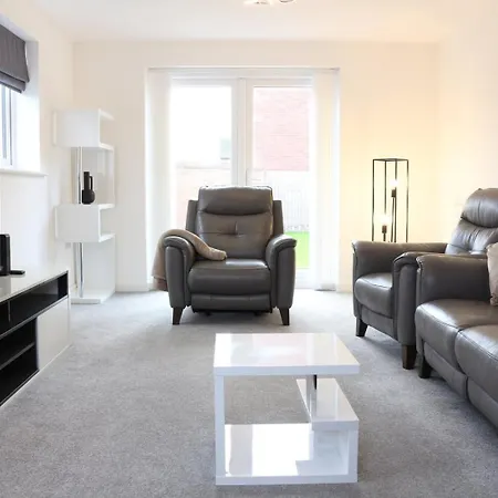 Garden | Parking | 4br Newport (Gwent)