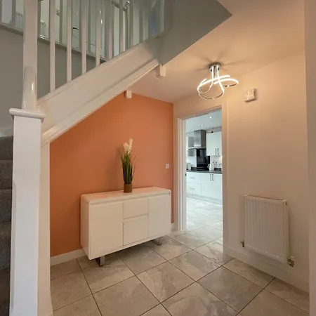 Garden | Parking | 4br Guest house