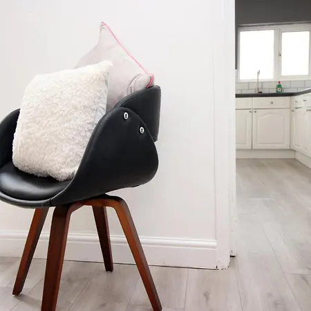 Garden | Parking | 4br * Newport (Gwent)
