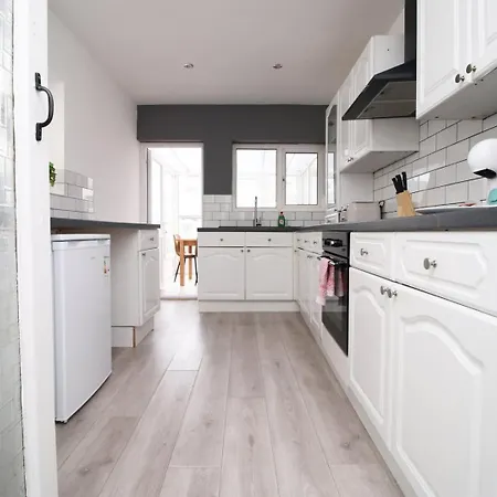 Garden | Parking | 4br Newport (Gwent)