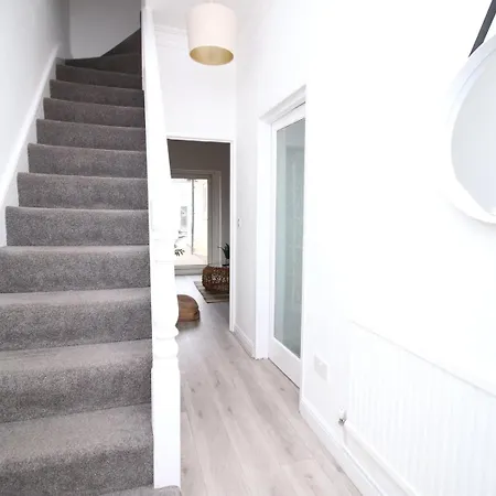 Garden | Parking | 4br Guest house Newport (Gwent)