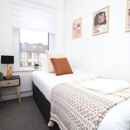 Garden | Parking | 4br Newport (Gwent)