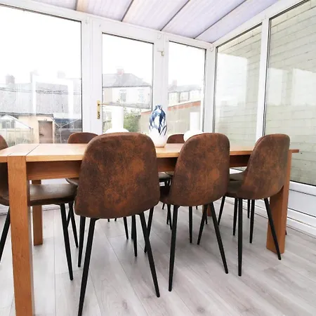 Garden | Parking | 4br Newport (Gwent)