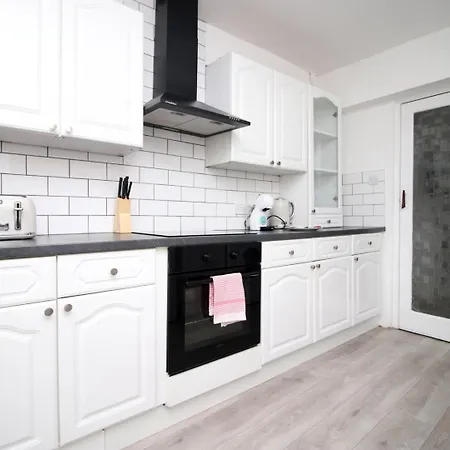 Garden | Parking | 4br