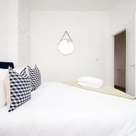 Garden | Parking | 4br Guest house Newport (Gwent)