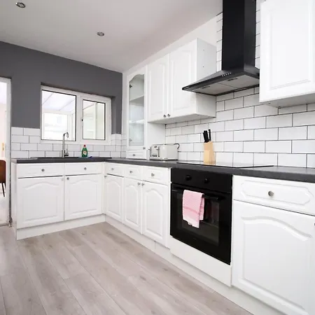 Garden | Parking | 4br Newport (Gwent)