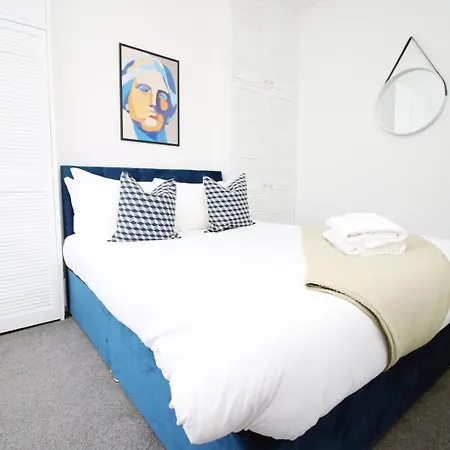 Garden | Parking | 4br Newport (Gwent)