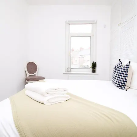 Garden | Parking | 4br * Newport (Gwent)