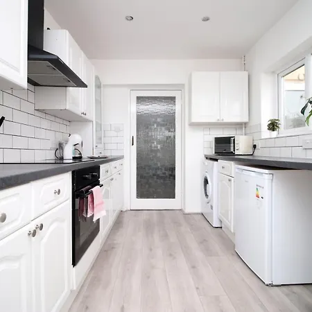 Garden | Parking | 4br Guest house Newport (Gwent)