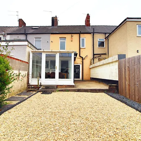 Garden | Parking | 4br Guest house