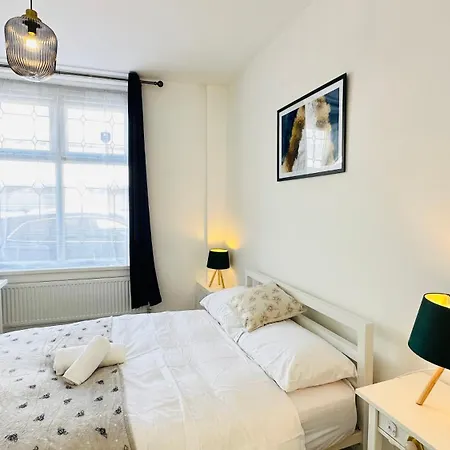 4 Bed Modern Close To Center With Free On Street Parking Work Desk And Fast Internet Holiday home