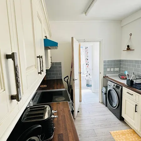 Holiday home 4 Bed Modern Close To Center With Free On Street Parking Work Desk And Fast Internet *