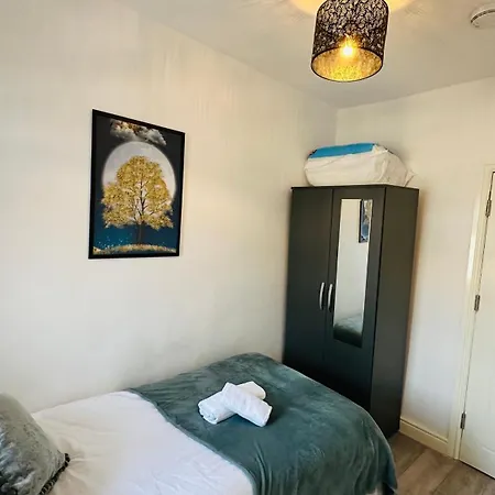 Holiday home 4 Bed Modern Close To Center With Free On Street Parking Work Desk And Fast Internet