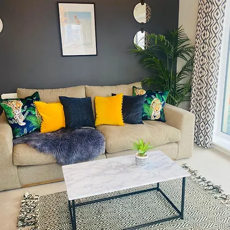 Luxury 2 Bedroom Waterfront With Balcony