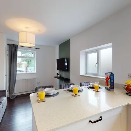 Stylish Duplex With Office Apartment Newport (Gwent)