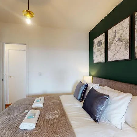 Apartment With 65