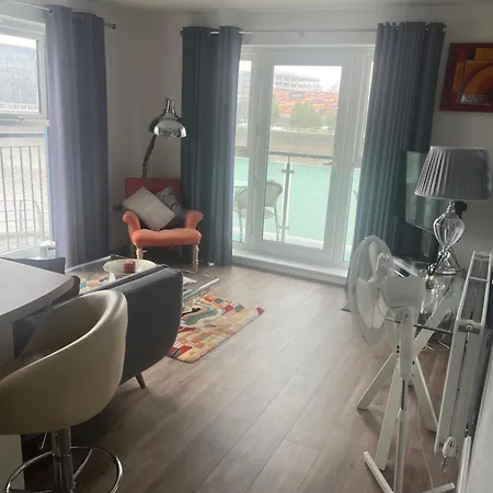 Apartment Luxury Riverside 2 Bedroomed With Balcony *
