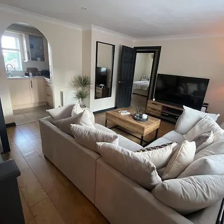 Beautiful Coach House Apartment *