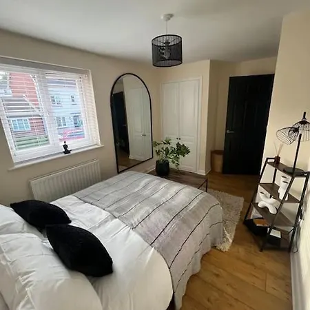 Beautiful Coach House Apartment *
