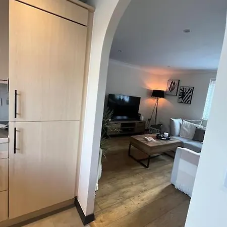Beautiful Coach House Apartment