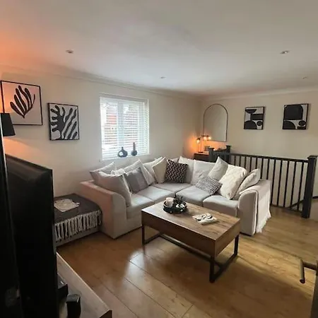 Beautiful Coach House Apartment