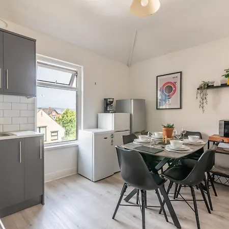 Sophia's Retreat - 2 Floor 4 Bed - - Coastal Getaway Apartment *