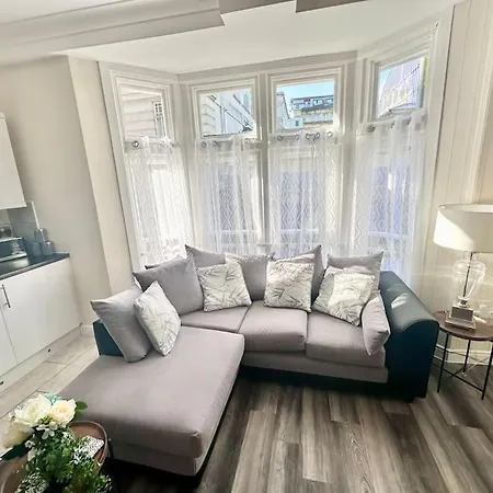 Apartment Griffin Executive Sleeps 4 With Cymru Holidays Newport (Gwent)