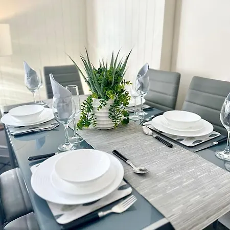 Griffin Executive Sleeps 4 With Cymru Holidays Apartment