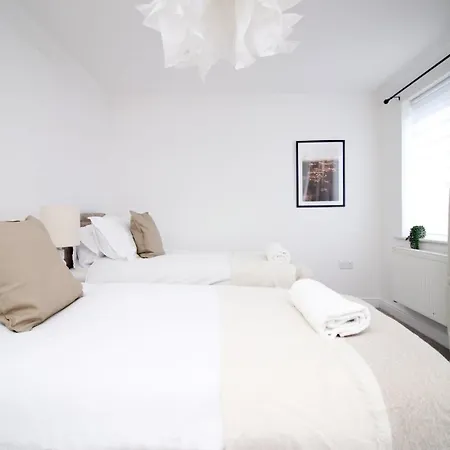 5 Bedroom Sleeps 10 | Centre *