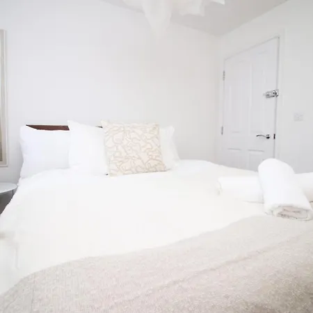 5 Bedroom Sleeps 10 | Centre * Newport (Gwent)