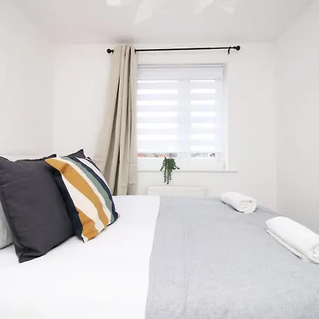 5 Bedroom Sleeps 10 | Centre *