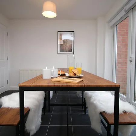 5 Bedroom Sleeps 10 | Centre * Newport (Gwent)