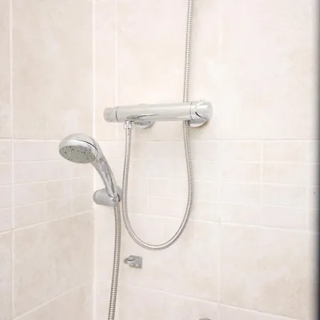 Apartment 5 Bedroom Sleeps 10 | Centre