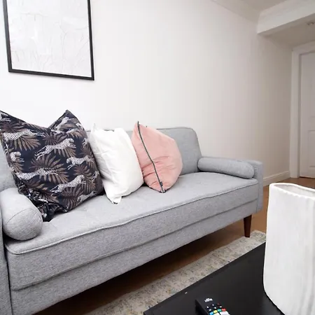 Apartment 5 Bedroom Sleeps 10 | Centre *