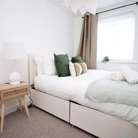 5 Bedroom Sleeps 10 | Centre Newport (Gwent)