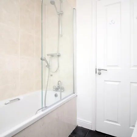 Apartment 5 Bedroom Sleeps 10 | Centre Newport (Gwent)