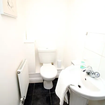 5 Bedroom Sleeps 10 | Centre * Newport (Gwent)