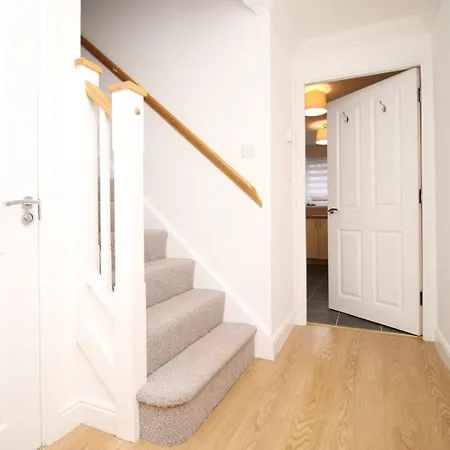 5 Bedroom Sleeps 10 | Centre * Newport (Gwent)