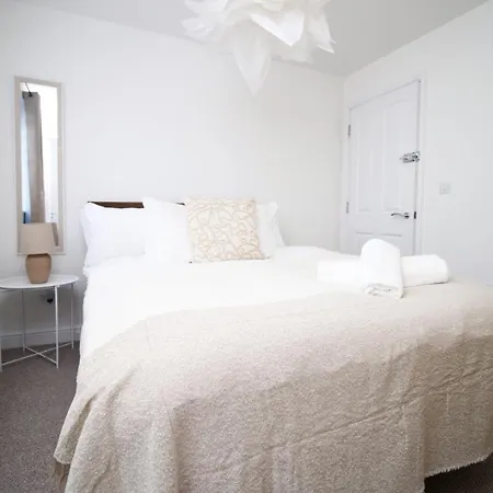 5 Bedroom Sleeps 10 | Centre Newport (Gwent)