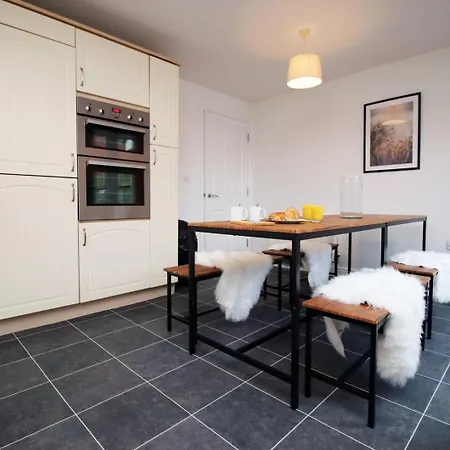Apartment 5 Bedroom Sleeps 10 | Centre Newport (Gwent)
